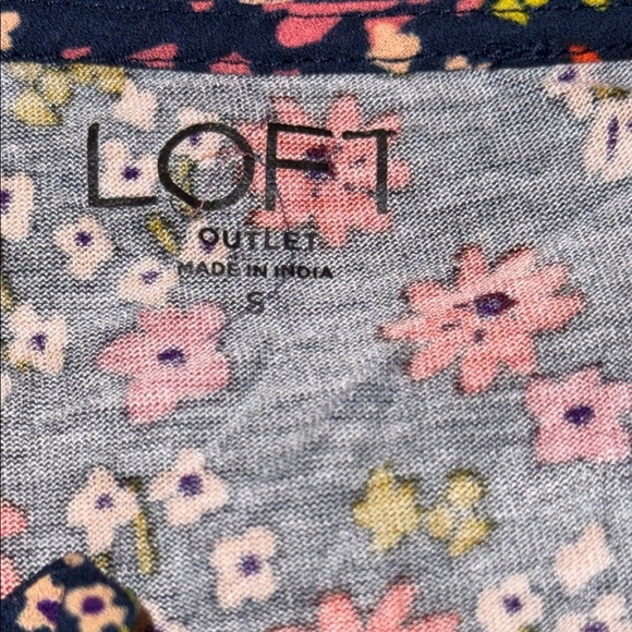 🌹Loft Navy Floral Sleeveless Blouse - Picture 5 of 6